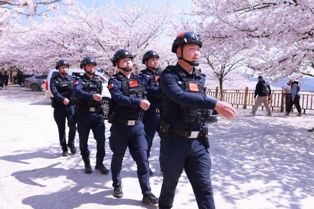 安順公安創(chuàng)新“旅游警務(wù)” 警察藍守護平安底色