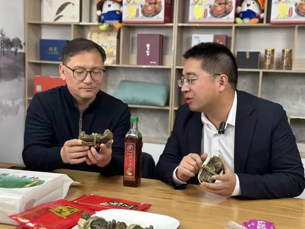 馬恒宏正在進(jìn)行電商直播。雙游村供圖