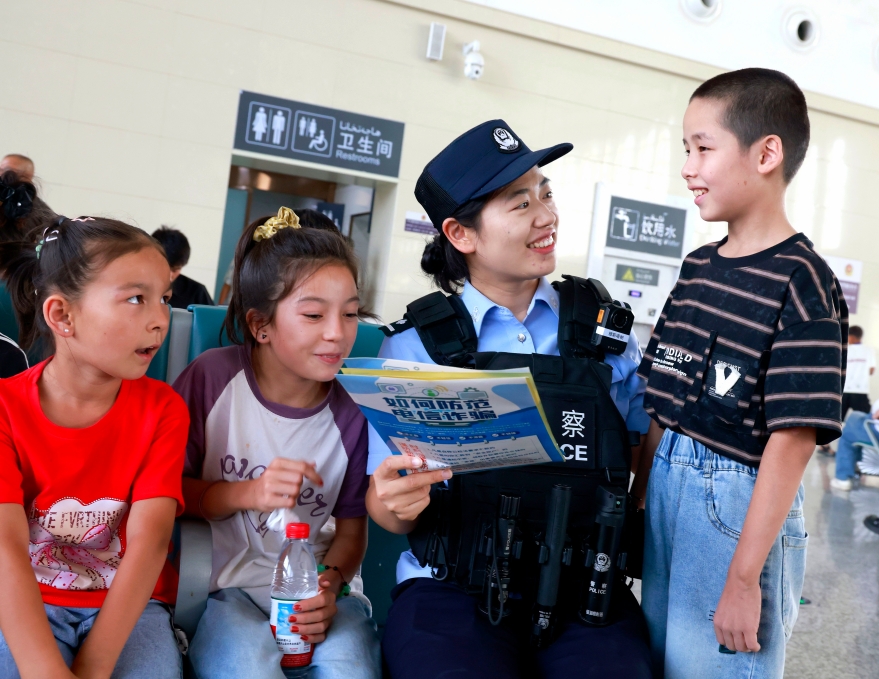 新疆阿克蘇鐵警：反詐宣傳服務(wù)隊(duì)守好旅客“錢(qián)袋子”