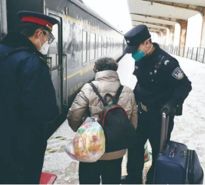 10年后，他戴上了父親的警號，開啟了第一次春運(yùn)執(zhí)勤