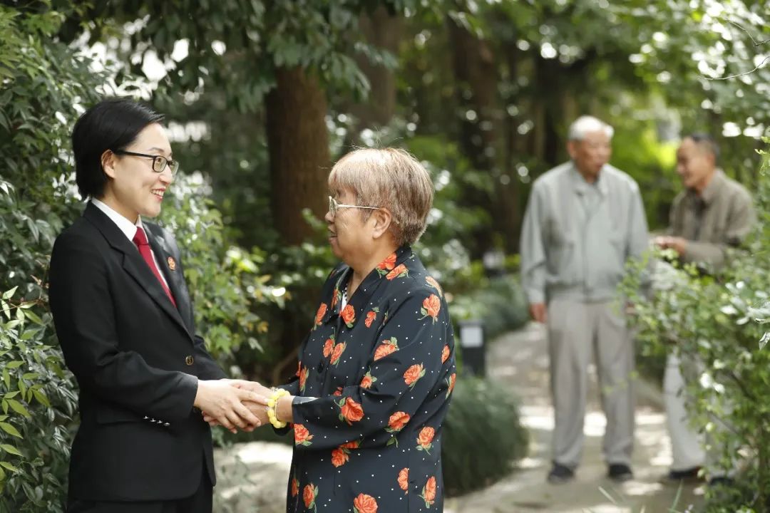 法官白云與當(dāng)事人在一起。.jpg
