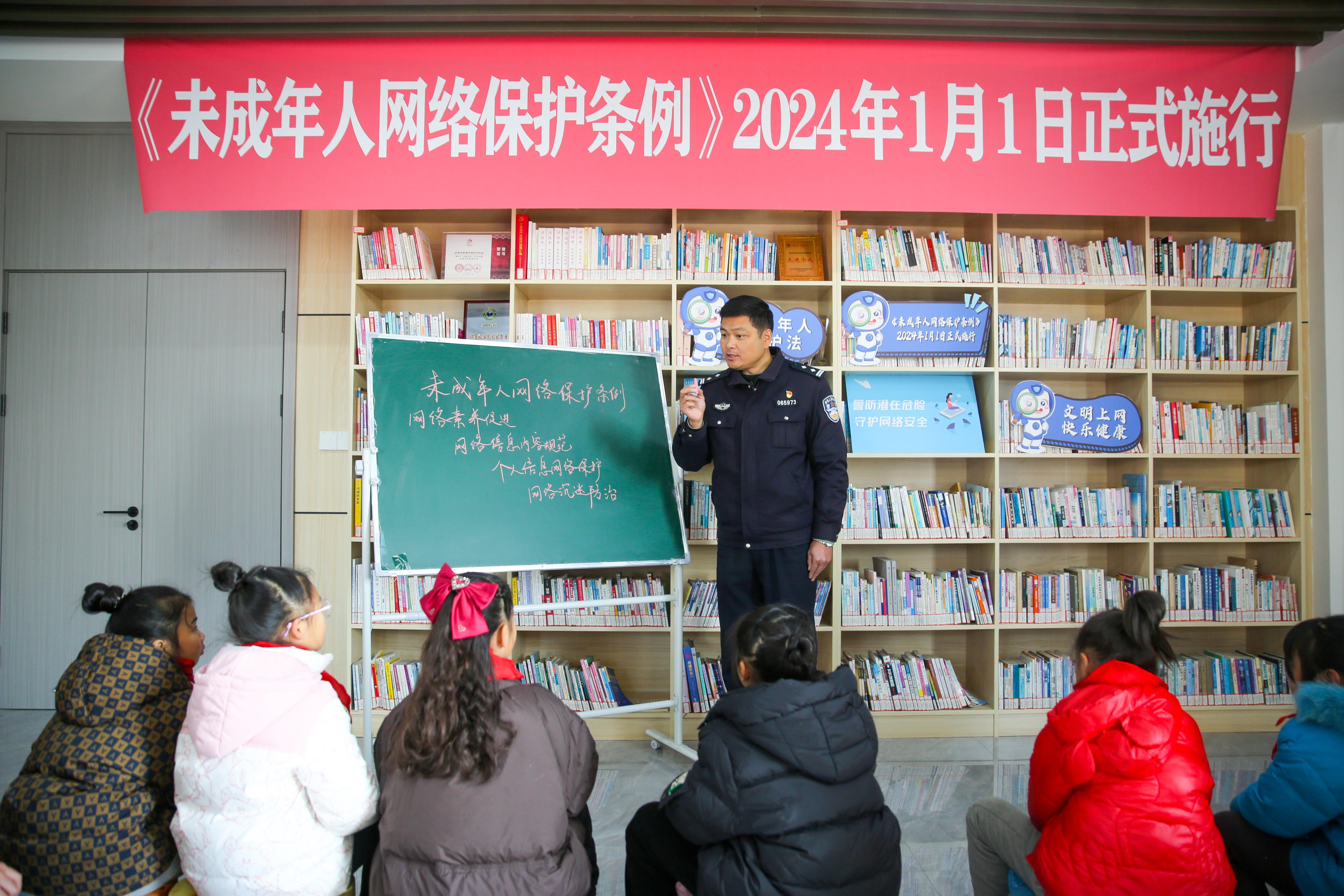 2024年1月1日，在江蘇南通如皋市城南街道新華社區(qū)農(nóng)家書屋內(nèi)，網(wǎng)絡(luò)普法志愿者向?qū)W生講解《未成年網(wǎng)絡(luò)安全保護(hù)條例》相關(guān)內(nèi)容。.jpg