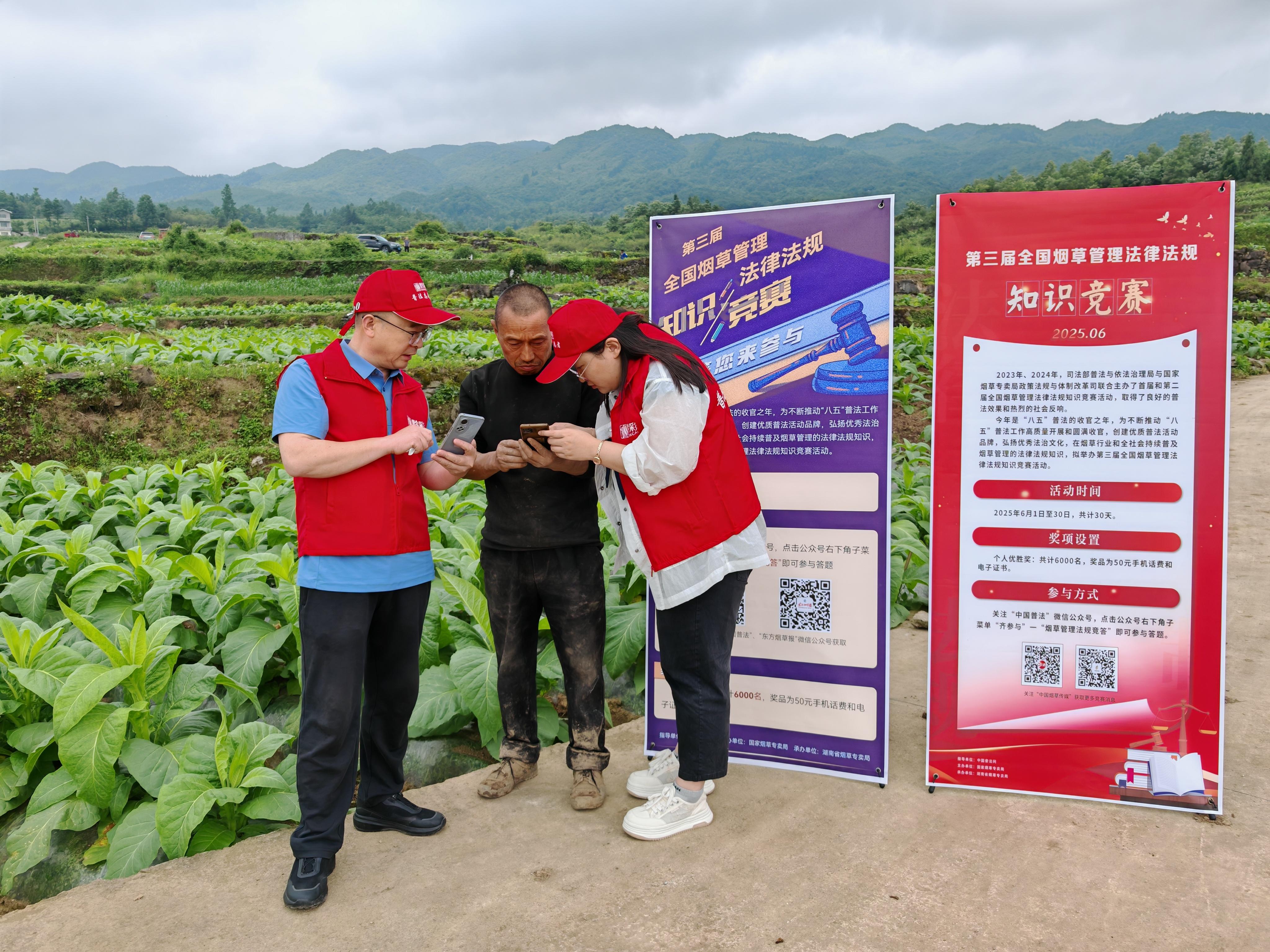 深入田間地頭引導煙農參加競賽答題.jpg